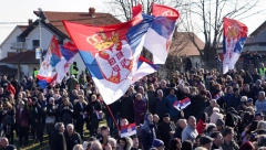 DA LI STE VI LJUDI, BRE, NORMALNI? Tajkunskim medijima i NA SRETENJE smetaju srpska zastava i ćirilica!