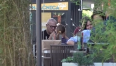 ALEKSANDRA SUBOTIĆ SE NE ODVAJA OD NJEGA! Pao i sočan poljubac, kamere usnimile  sve, evo gde se nalaze