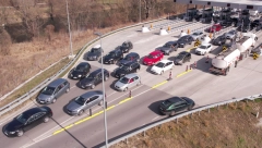 GUŽVE KA GRANICAMA ZBOG PRAZNIKA, A SRBI SE VESELE! Pogledajte haos usred kilometarske kolone (FOTO)