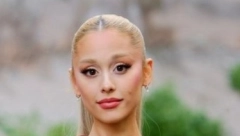 ODALA POČAST ŽIVOJ LEGENDI Arijana Grande u majici sa fotkom slavne pevačice, njen najveći hit zna cela Srbija