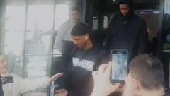 SVE KLJUČA U NIŠU Navijači Partizana dočekali igrače ispred hotela pred derbi (VIDEO)