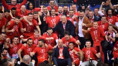 KAD TEO POVEDE NAVIJANJE Teodosić osvojio prvi trofej sa Zvezdom, uzeo megafon i oduševio "delije" (VIDEO)