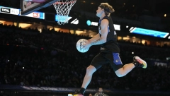 PRESKOČIO ŠEKA I OSVOJIO TAKMIČENJE U ZAKUCAVANJIMA Fantastičan potez momka koji ne igra u NBA ligi (VIDEO)