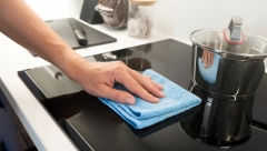 NEKA VAM ŠPORET SA RAVNOM PLOČOM ZASIJA Očistite ga bez ribanja pomoću 2 sastojka koja imate u kuhinji