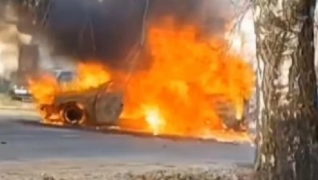 OBJAVLJEN SNIMAK JEZIVE NESREĆE Auto gori nasred druma, silovit udes kod Rume (VIDEO)