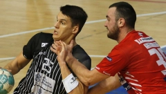 HAOS U FINALU KUPA Tuča navijača, letele baklje, igrači se povukli u svlačionice! (VIDEO)