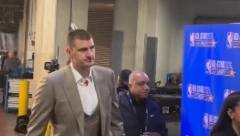 OVAKO JE JOKIĆ DOŠAO NA OL-STAR Nikolino odelo kida, ali izraz lice sve govori (VIDEO)