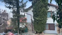 PAS ISTRČAO IZ KUĆE SA KRVAVOM NJUŠKOM Stravični detalji masakra u kojem su ubijene majka i ćerka kod Beočina (VIDEO)