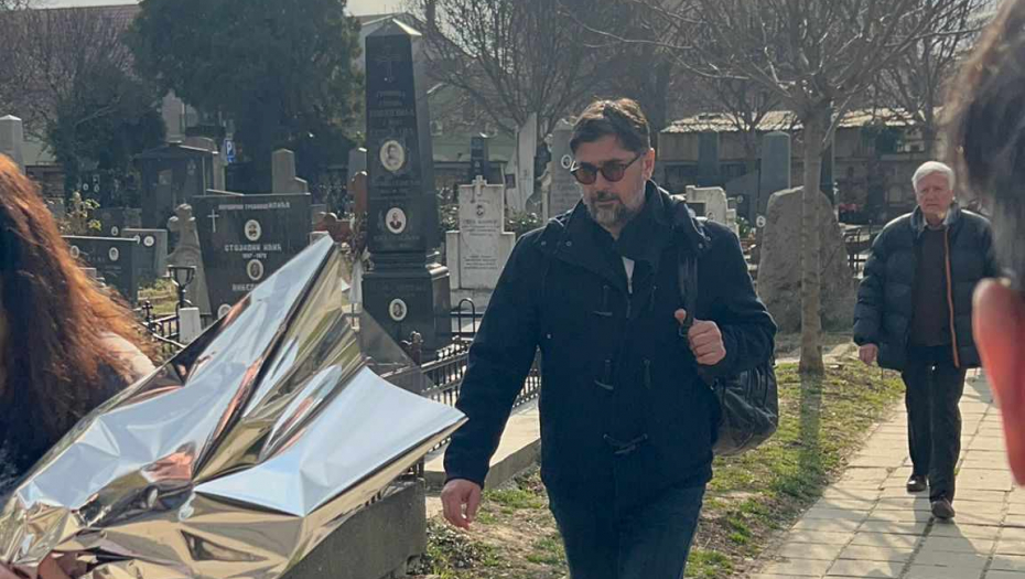 VOJIN ĆETKOVIĆ STIGAO NA SAHRANU! Kum Nebojše Glogovca skrhan bolom, tuga i jecaji odjekuju grobljem