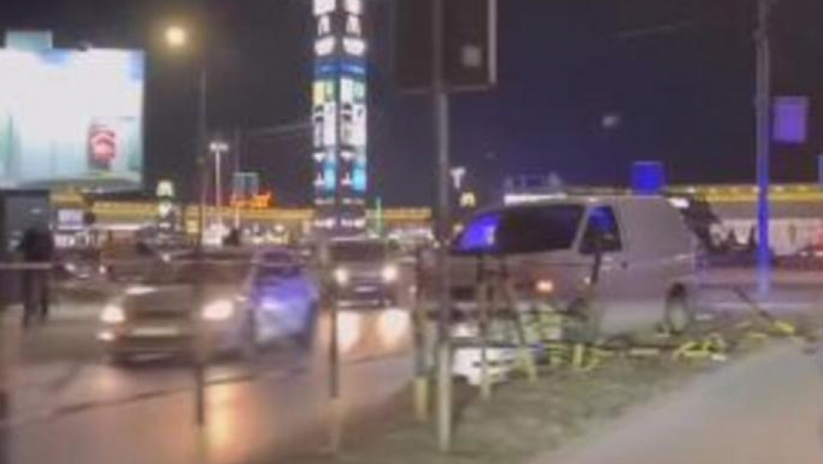 OD SILINE UDARCA STUBOVI IŠČUPANI IZ ZEMLJE Karambol u Nišu, kombijem se zakucao u zaštitnu ogradu (VIDEO)
