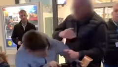 MUŠKARAC ŠAMARAO DEČAKA USRED BEOGRADA Pre toga mu je zavrnuo uši! Posle se pravdao da je bio "nešto nervozan"