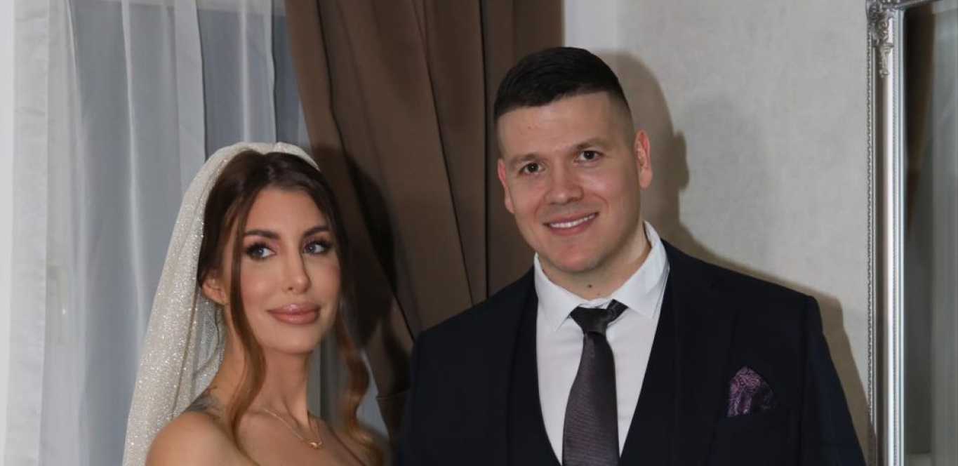 JEDINA FOTKA SLOBINOG I JELENINOG SINA SA VESELJA! Damjan pozira u narodnoj nošnji, a pevačeva poruka će vas rasplakati