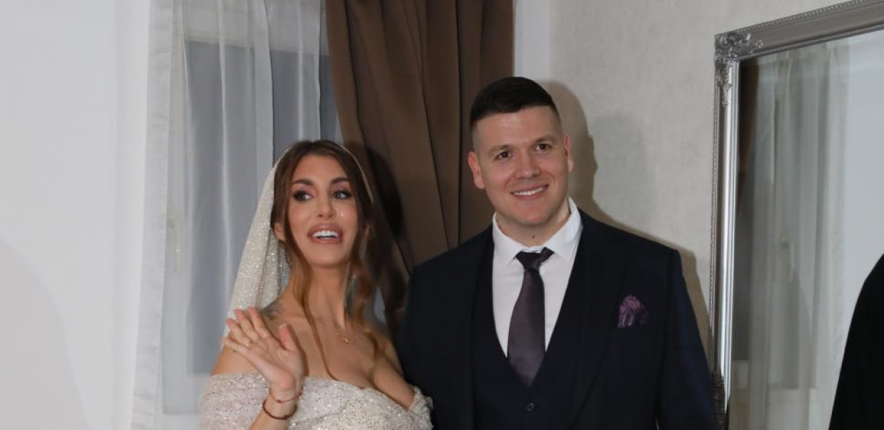 SLOBINA SUPRUGA BLISTA U RASKOŠNOJ VENČANICI Jelena i Radanović ne skidaju osmeh sa lica, sve oči uprte u nju!