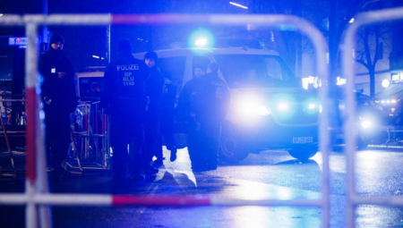 KUCALI SU NA VRATA NEMCIMA DA IH OBAVESTE DA MORAJU DA NAPUSTE SVOJE DOMOVE Gradske vlasti kažu da je ovo najveća evakuacija još od 1945. godine