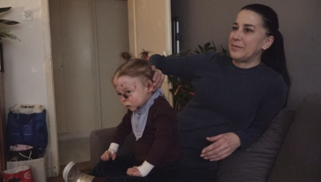 NAĐA (4) UVEK PLAČE DOK SE KUPA JER JE BOLI Heroina koja brine o devojčici leptiru otkrila kako izgleda dan male heroine