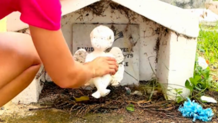"KAKO JE OVAJ GROB TAKO PRLJAV?!" Devojka na groblju pronašla zapušteni spomenik, pa se bacila u akciju (VIDEO)