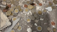 DA LI JE OVO MOGUĆE?! Majstor prilikom renoviranja u zidu pronašao PRAVO BLAGO (VIDEO)