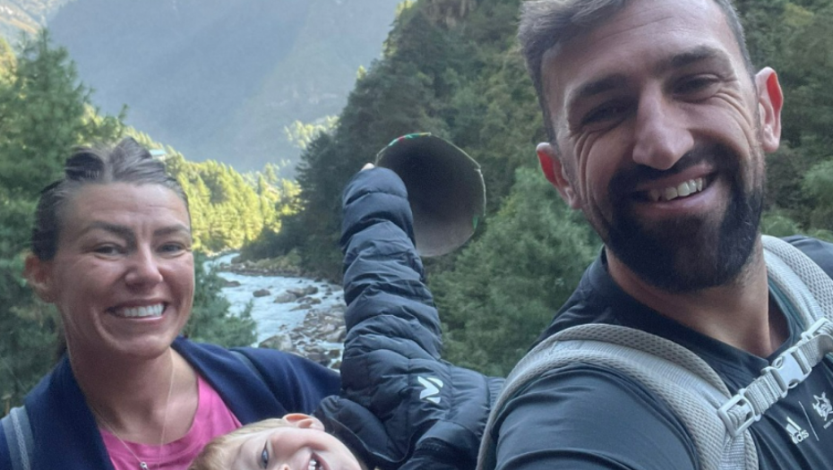 PRAVO ČUDO Dečak (2) je najmlađa osoba koja se popela do baznog kampa Mont Everesta! A kad vidite šta su mu lekari pronašli u krvi...(FOTO)