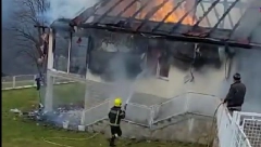 POŽAR U IVANJICI: Buktinja uništila 80% objekta, šteta 20.000 evra (VIDEO)