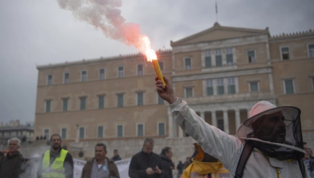 DIVLJAJU PROTESTI, ATINA U BLOKADI ZBOG PČELARA Njihovi zahtevi su jasni! (FOTO)