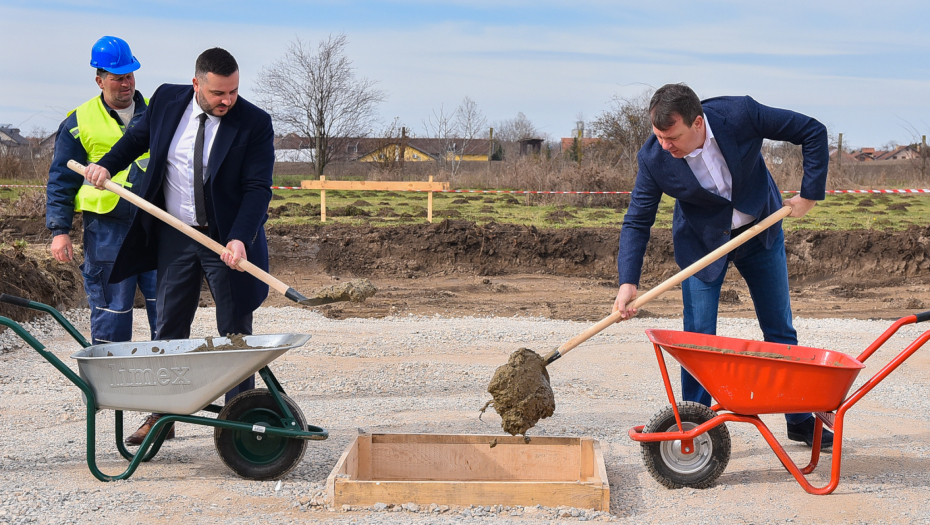 Mirović položio kamen temeljac za izgradnju fabrike vode u Temerinu (FOTO)