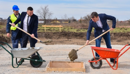 Mirović položio kamen temeljac za izgradnju fabrike vode u Temerinu (FOTO)