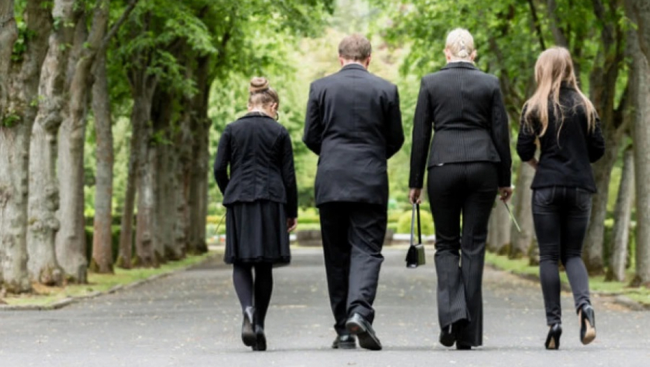 DEVOJČICA (12) SE UBILA, VERUJE SE DA JE RAZLOG NASILJE U ŠKOLI Tragedija u Sloveniji, porodica i drugari ispratili nesrećno dete na večni počinak