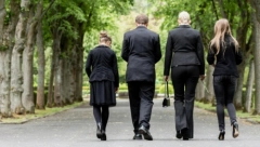 DEVOJČICA (12) SE UBILA, VERUJE SE DA JE RAZLOG NASILJE U ŠKOLI Tragedija u Sloveniji, porodica i drugari ispratili nesrećno dete na večni počinak