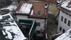 IMA MILIONE, A ŽIVI U SKROMNOJ KUĆI Niko ne veruje da je ovo kuća poznatog pevača!