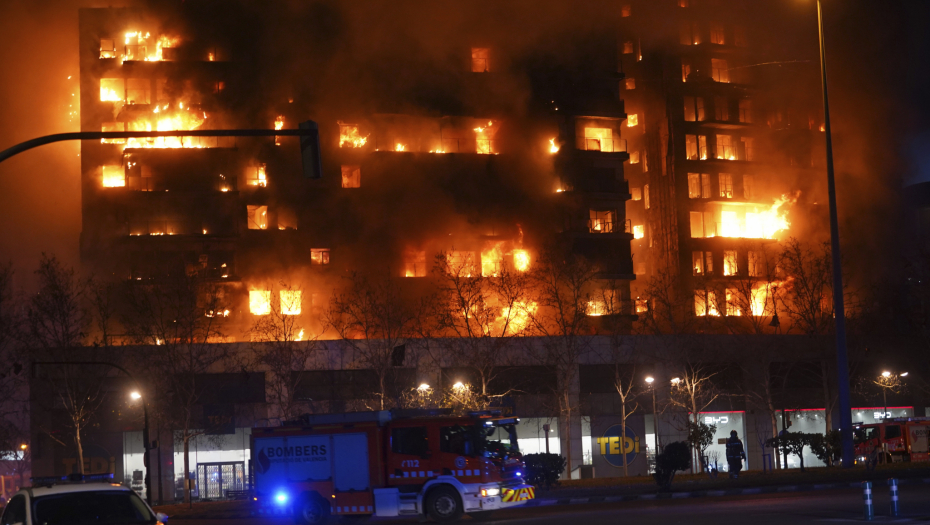 GORE KUĆE U ZAGREBU Vatrogasci na terenu gase požar