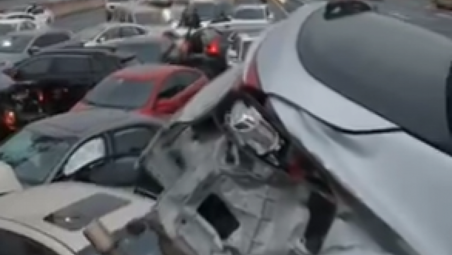 PRVI SNIMCI LANČANOG UDESA SA VIŠE OD 100 VOZILA Automobili zgužvani, krš i lom na sve strane (VIDEO)