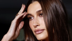 HEJLI BIBER OSTAVLJA BEZ DAHA Elegantnim odelom očarala na događaju pred dodelu Oskara, a tek kada vidite njen mejkap