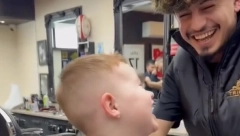 ZASLUŽUJE BESPLATNO ŠIŠANJE GODINU DANA Reakcija ovog dečaka u salonu je san svakog roditelja