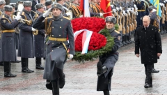 RUSIJA OBELEŽILA DAN BRANIOCA OTADŽBINE Putin položio venac na Grob neznanog junaka (FOTO)