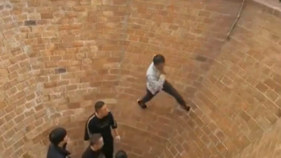 OVO JE PROTIV ZAKONA GRAVITACIJE Ljudi u neverici gledaju kako je ovaj čovek izašao iz rupe (VIDEO)