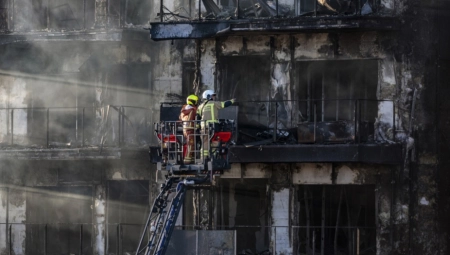 STRADALI TROGODIŠNJE DETE I BEBA Vatrogasci broje mrtve nakon katastrofalnog požara u Valensiji (FOTO/VIDEO)