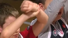 SLIKA KOJA JE ODUŠEVILA SRBIJU Rivalstvo nestaje kada igra reprezentacija - pitajte ovu dvojicu dečaka (VIDEO)