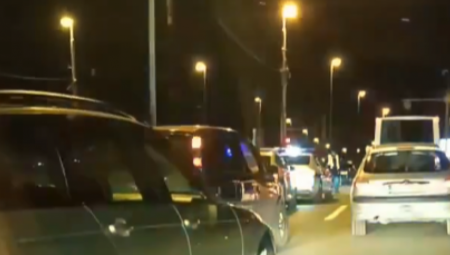 "ČOVEK LEŽI NEPOMIČNO" Jeziva scena na Pančevačkom mostu! (VIDEO)