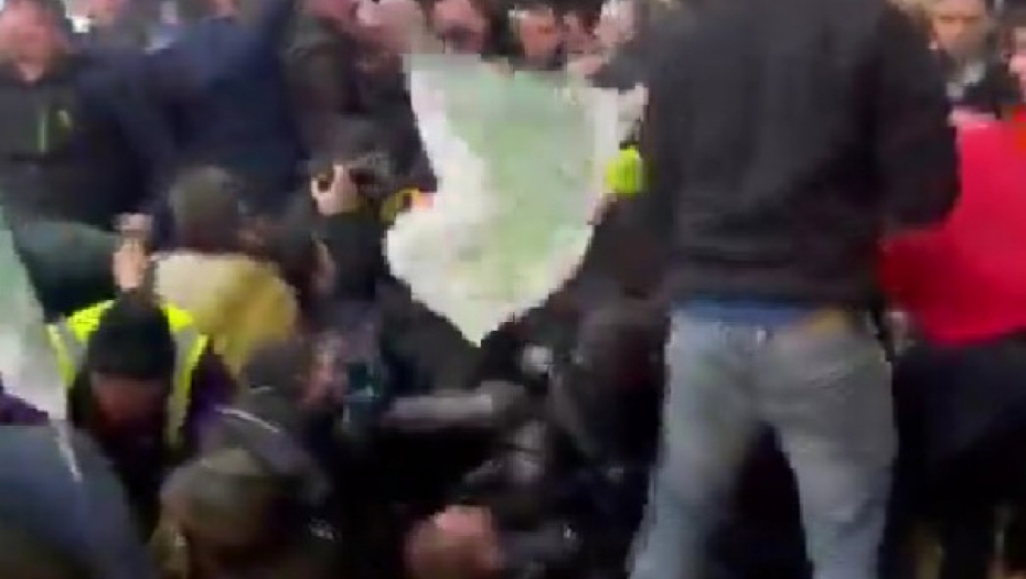 POLICAJCI LEŽE U SLAMI SA KOZAMA! Farmeri u Francuskoj probili kapije, Makron zabarikadiran (VIDEO)