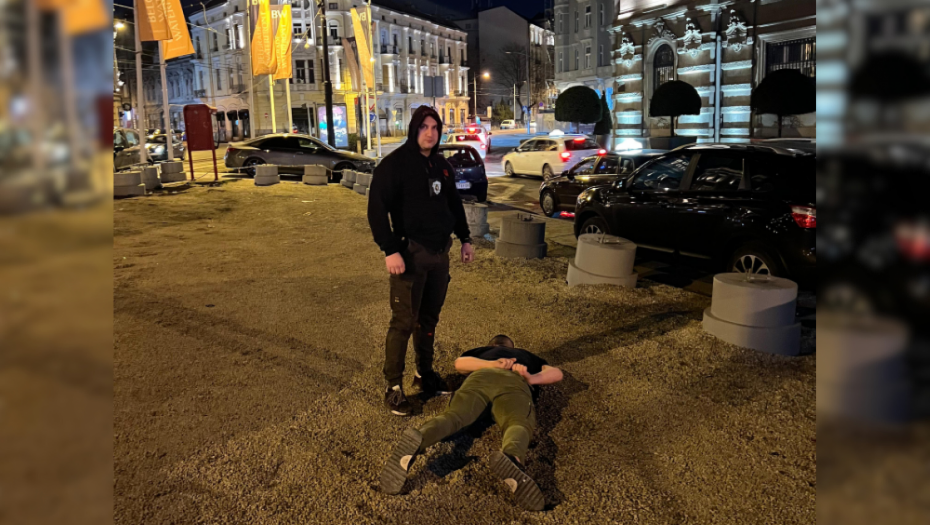 ZBOG POGLEDA U KLUBU, HTEO DA POTEGNE MAČETE NA MOMKA Policijski službenik slučajno naišao i sprečio tragediju