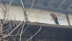 ŠOK PRIZOR NA BRANKOVOM MOSTU ZGRANUO PROLAZNIKE Mladić se igra sa životom - poznata voditeljka sve snimila! (FOTO/VIDEO)