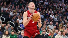 BOGDAN OSTAO U ČUDU Dok je jedan Srbin promašivao, drugi je plesao na terenu: Jović POKIDAO (VIDEO)