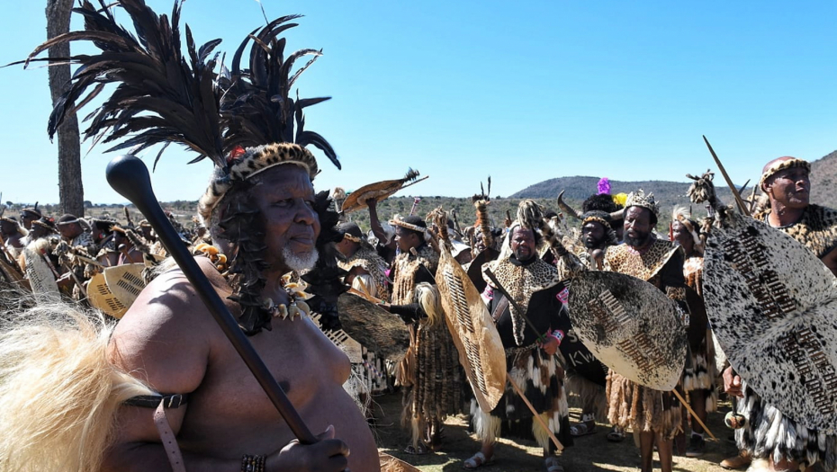 PLEME DOBILO INTERNET, A ONDA NASTAO HAOS! Starešine plemena očajne, mladići postali zavisni od PORNOGRAFIJE (VIDEO)