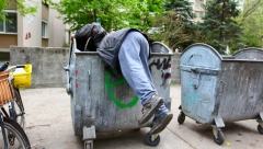 IZGLEDA KAO BESKUĆNIK U NEVOLJI, A ZAPRAVO JE BOGAT ČOVEK Upravo je kupio 10-u kuću i platio u gotovini, a hrani se iz kontejnera