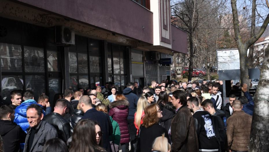 I STUDENTI SU ŽRTVE ALJBINA KURTIJA Čekaju u dugim redovima da dobiju svoj novac - nemaju za osnovno