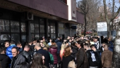 I STUDENTI SU ŽRTVE ALJBINA KURTIJA Čekaju u dugim redovima da dobiju svoj novac - nemaju za osnovno