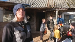 MAJKA PETORO DECE OSTALA SAMA NA VRHU LEDENOG PEŠTERA  Ustaju pre zore da kroz šumu stignu do škole