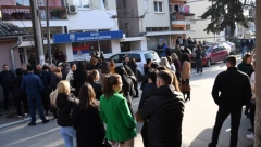 ZUBIN POTOK: Ispred ekspoziture Poštanske štedionice jutros najviše žena zaposlenih u "Jumku" koje čekaju na "hleb nasušni"