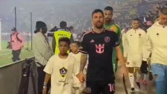 OVO SE MESIJU NIKADA NIJE DESILO Na teren je izašao sa dečakom koji je tri puta "skuplji" od njega (VIDEO)