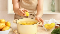 HRANI CVEĆE, OMEKŠAVA HLEB Ne bacajte vodu u kojoj ste skuvali krompir, evo kako da je upotrebite